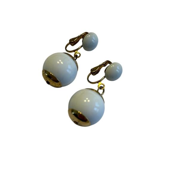 Mod clip on earrings white beads & gold tone finishes vintage 1970’s runway chic - Picture 1 of 5